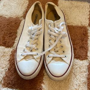 WHITE CONVERSE LO TOP. WOMENS 10.5/MENS 8.5